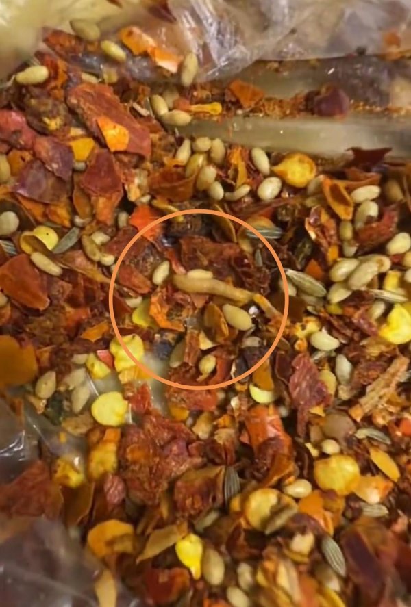 辉煌优配 男子点外卖发现蘸料爬出活虫，索赔300元遭拒被拉黑，店方：实属罕见，已转账300元给对方